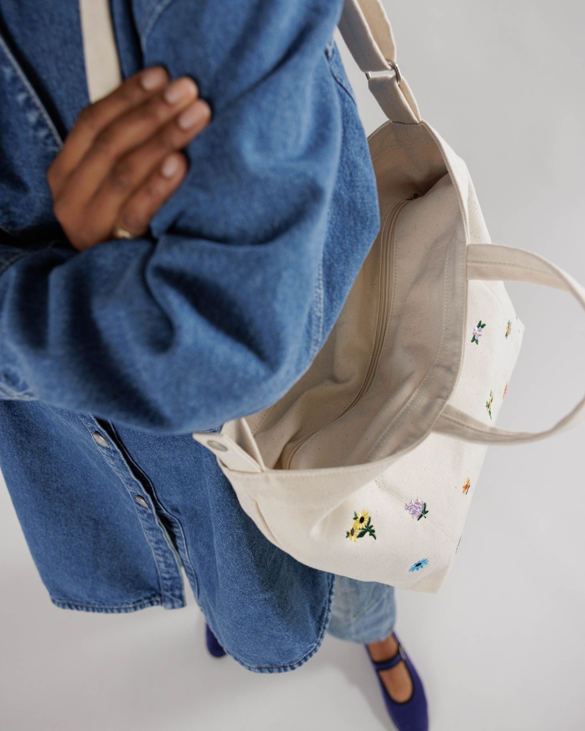 Horizontal Zip Duck Bag - Embroidered Ditsy Floral - Image 3