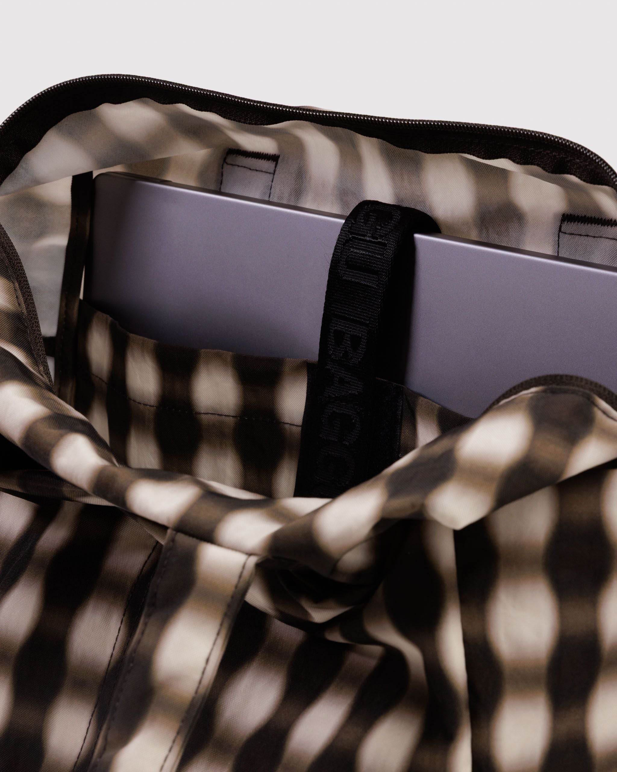 Everyday Cloud Bag - Blurred Gingham Brown - Image 3